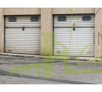 Garaje con dos puertas 