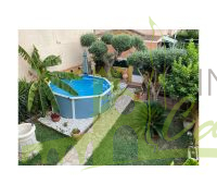 Jardín con piscina