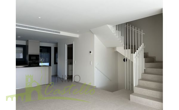 Salón comedor con acceso escalera a la planta segunda