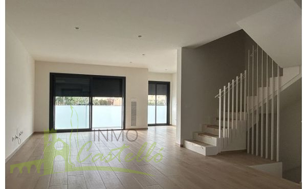 Salón comedor con acceso escalera a la planta segunda