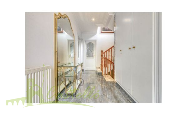 Escalera con acceso a la planta primera
