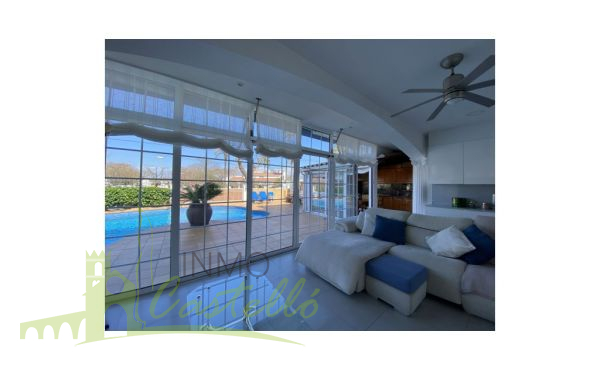 Salón a lado de la piscina