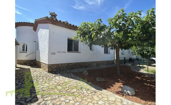 Fachada y jardín desde la calle