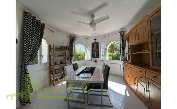 Salon comedor con cocina integrada