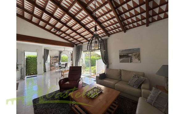 Detalle del techo con cerámica de La Bisbal y vigas de madera