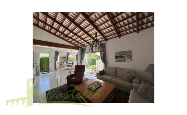 Salon comedor con cocina integrada