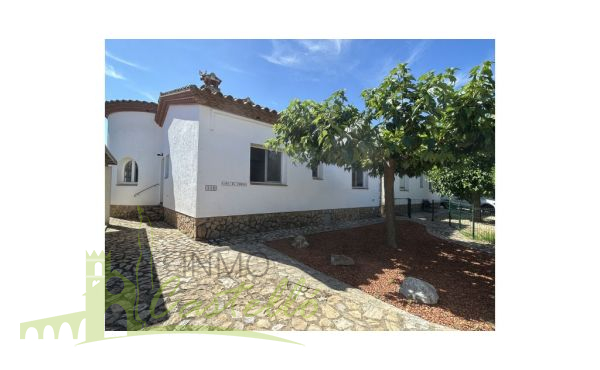 Fachada y jardín desde la calle