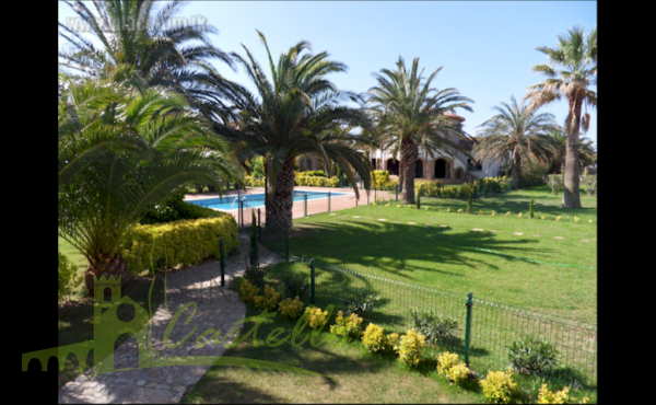 Jardín y la piscina comunitaria