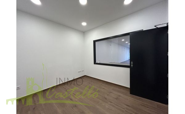 Oficina despacho con ventana al espacio principal-05