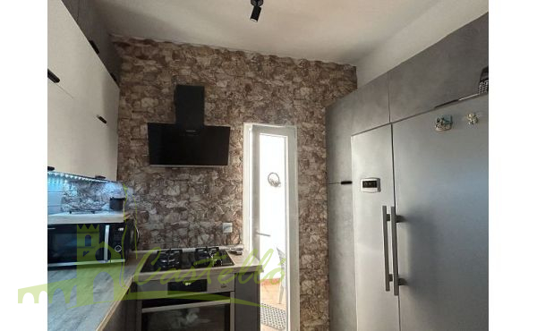 Cocina con salida a una terraza