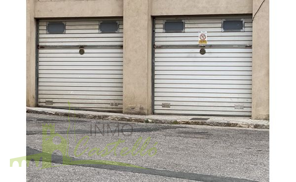 Garaje con dos puertas