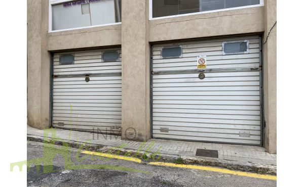 Garaje con dos puertas