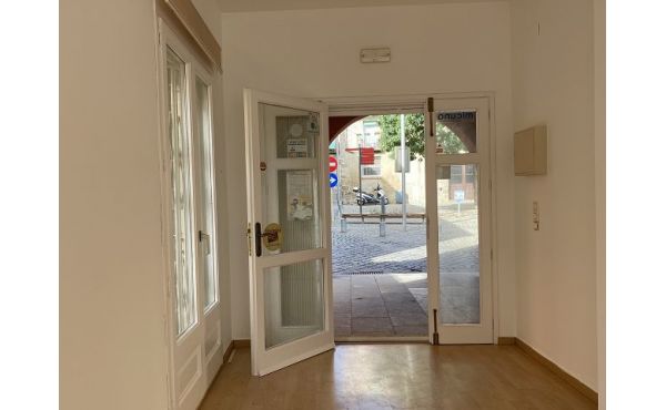 Local comercial con la entrada principal