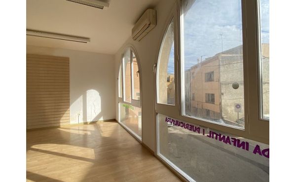 Local comercial con gran ventanales