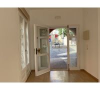 Local comercial con la entrada principal