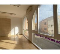 Local comercial con gran ventanales