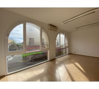 Local comercial con gran ventanales