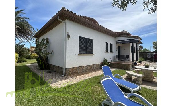 Casa individual con jardín