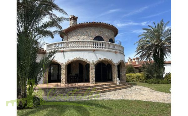Fachada con jardín
