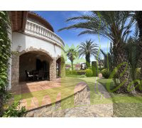 Terraza cubierta y jardín
