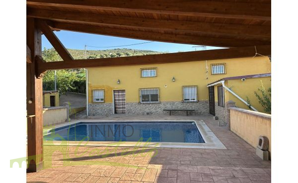 Piscina y fachada casa