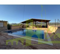 Piscina con terraza y porche