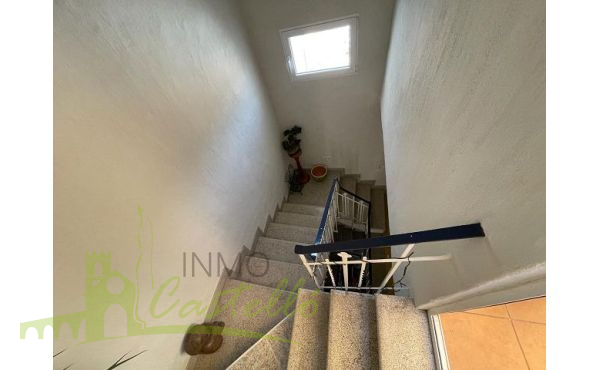 Escalera con acceso al semisótano