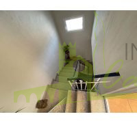 Escalera con acceso al semisótano