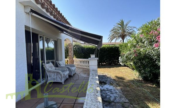 Terraza con vista a la piscina