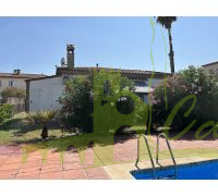 Piscina comunitaria con fachada de la casa